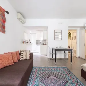 https://monti-leonina-with-terrace.it-romehotels.com